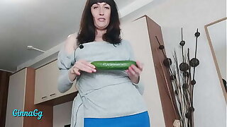 my creamy cunt started leaking from the cucumber. fisting and squirting